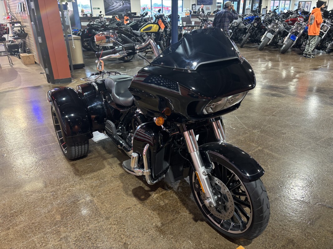 Harley-Davidson Road Glide 3 2023 FLTRT BLACK W/ PINSTRIPE - Photo 2