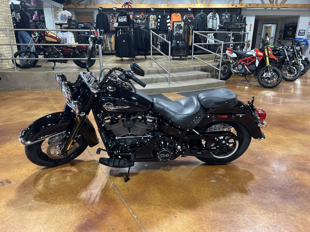 Harley-Davidson Heritage Classic 114 2019 FLHCS BLACK W/PINSTRIPE - Photo 4