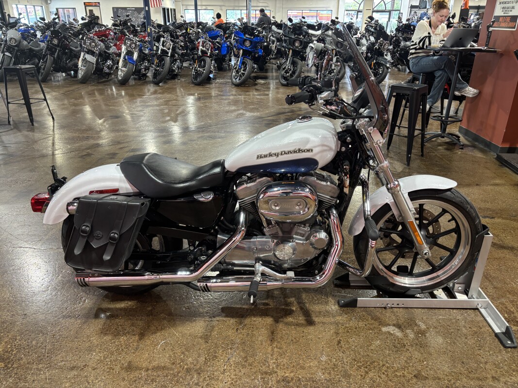 Harley-Davidson SuperLow 2015 XL 883L WHT HOT/BLU HOT W/ PINSTRIP