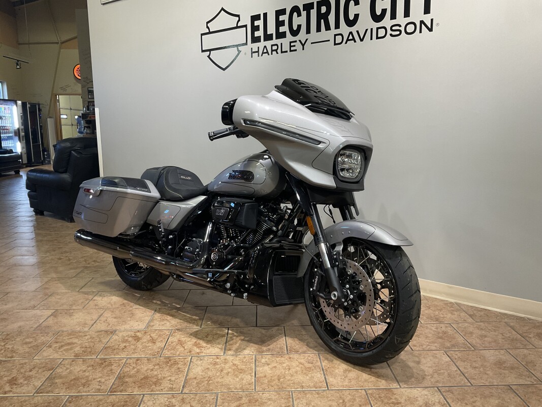 2023 Harley-Davidson CVO Street Glide Dark Platinum w/Pinstripe FLHXSE - Photo 3
