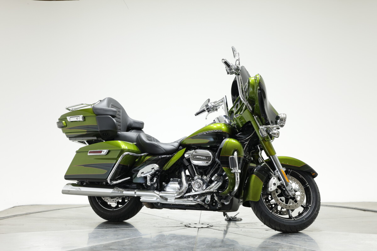 2017 Harley-Davidson FLHTKSE CVO Ultra Limited in Spiked Olive and Serpentine Green with 24946 miles - Photo 4