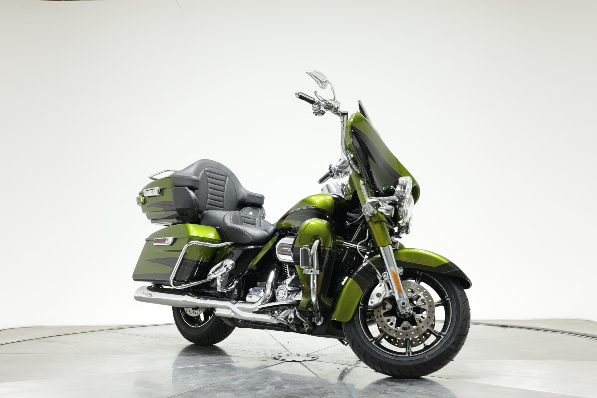 2017 Harley-Davidson FLHTKSE CVO Ultra Limited in Spiked Olive and Serpentine Green with 24946 miles - Photo 5