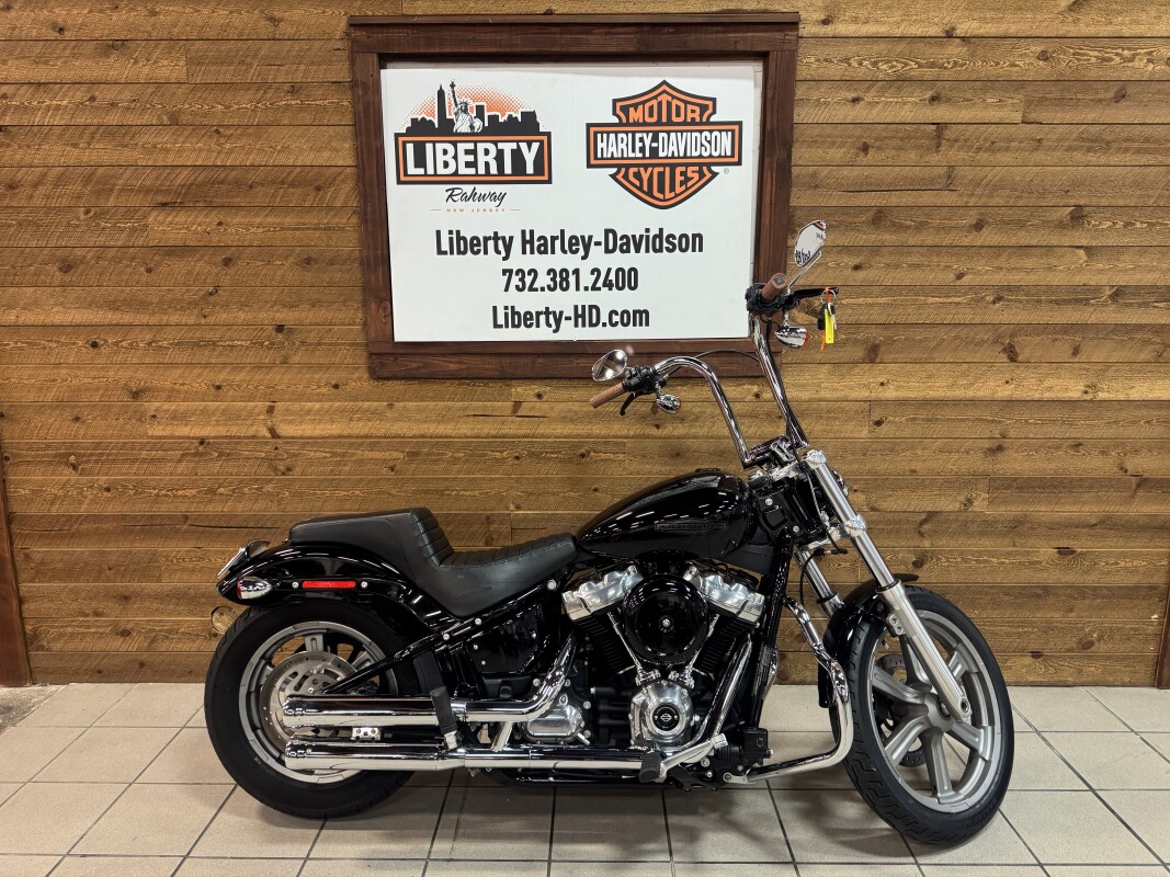 2022 HARLEY-DAVIDSON SOFTAIL STANDARD VIVID BLACK FXST