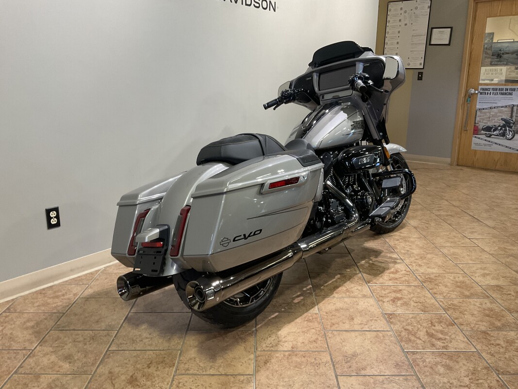 2023 Harley-Davidson CVO Street Glide Dark Platinum w/Pinstripe FLHXSE - Photo 4