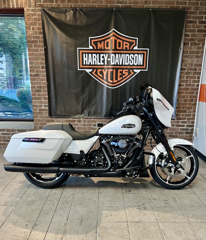2025 Harley-Davidson Street Glide FLHX White Onyx Pearl - Black Finish