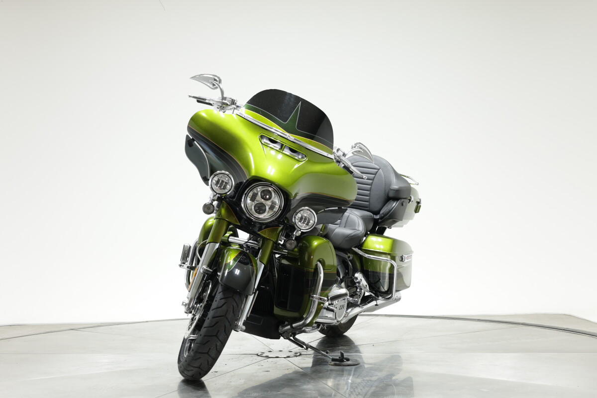 2017 Harley-Davidson FLHTKSE CVO Ultra Limited in Spiked Olive and Serpentine Green with 24946 miles - Photo 8