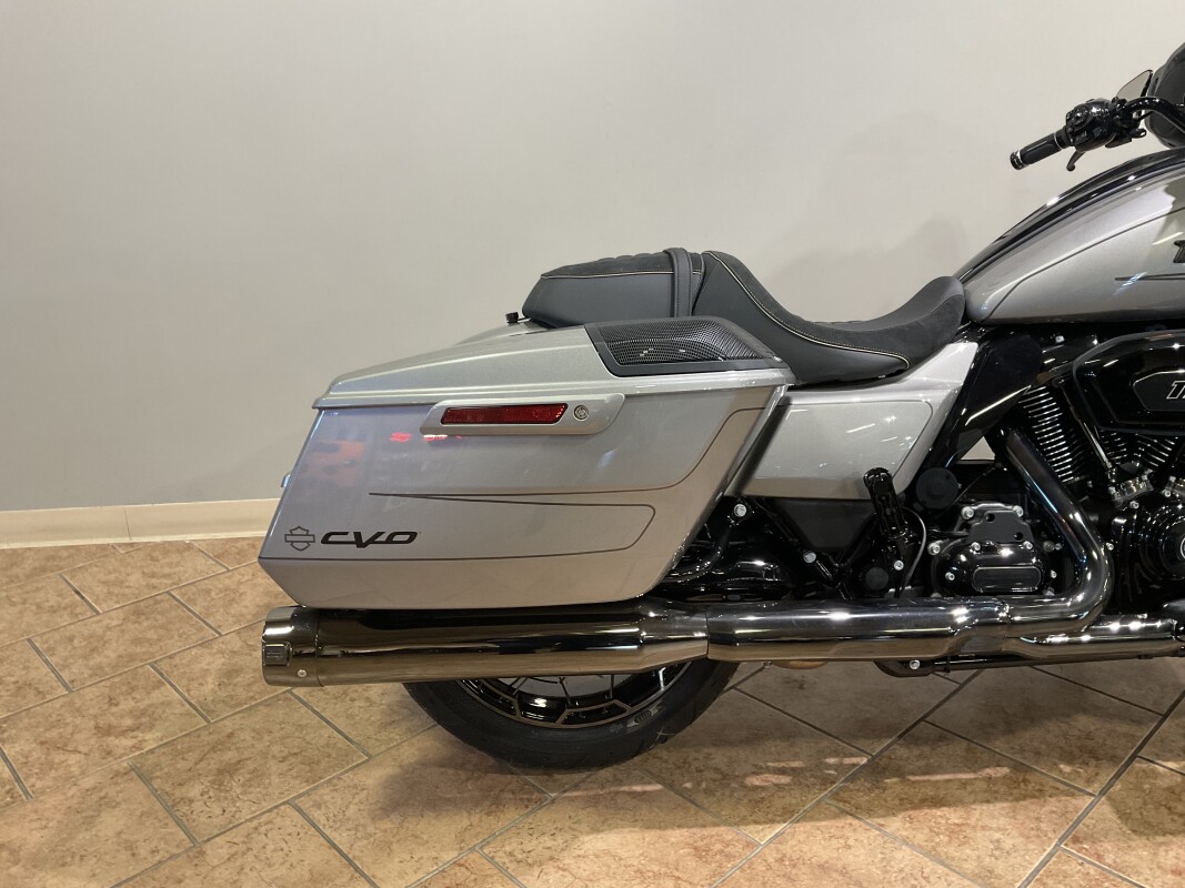 2023 Harley-Davidson CVO Street Glide Dark Platinum w/Pinstripe FLHXSE - Photo 5