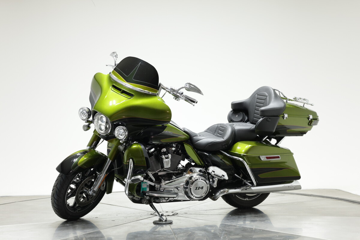 2017 Harley-Davidson FLHTKSE CVO Ultra Limited in Spiked Olive and Serpentine Green with 24946 miles - Photo 10