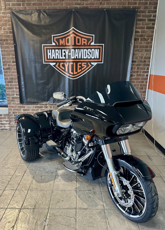 2025 Harley-Davidson Road Glide 3 FLTRT Vivid Black - Photo 2