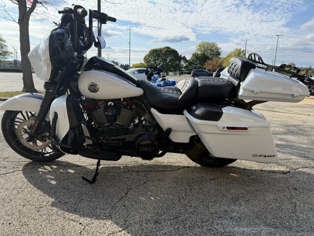 Harley-Davidson CVO Street Glide 2021 FLHXSE WHITE - Photo 4