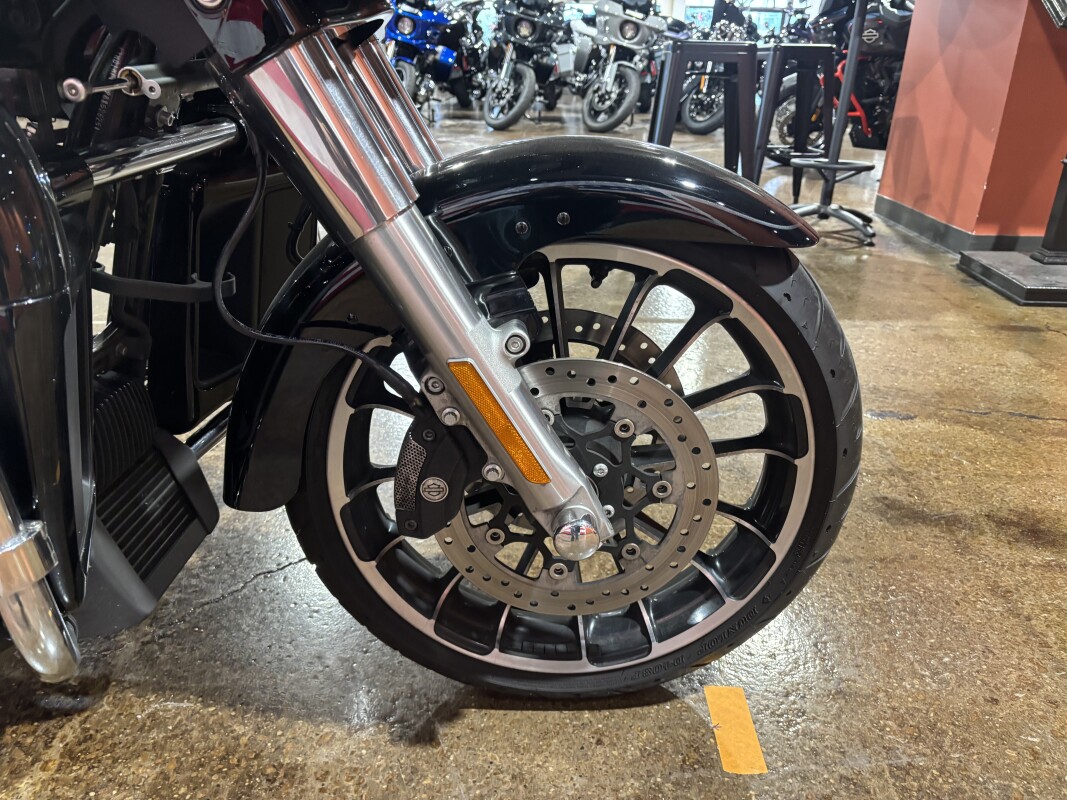Harley-Davidson Road Glide 3 2023 FLTRT BLACK W/ PINSTRIPE - Photo 3