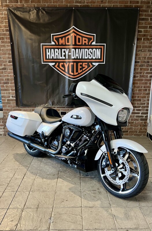 2025 Harley-Davidson Street Glide FLHX White Onyx Pearl - Black Finish - Photo 2