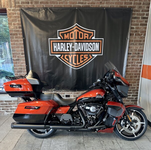 2025 Harley-Davidson® Street Glide® Ultra FLHXU Whiskey Fire / Vivid Black - Black Finish