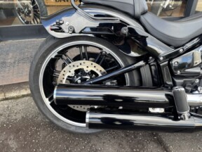 2019 Harley-Davidson® Breakout® 114 Vivid Black thumb 2