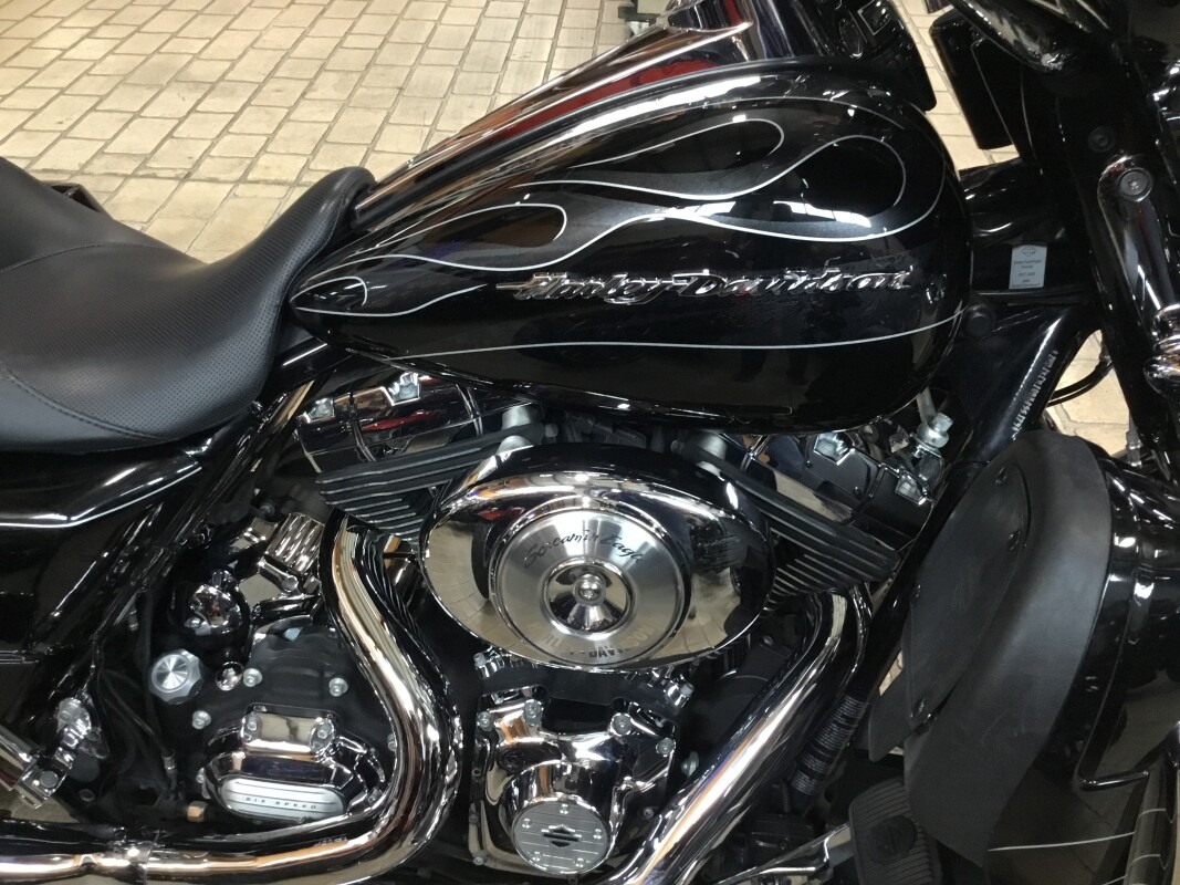 2011 Harley-Davidson Electra Glide Ultra Limited Vivid Black - Photo 2
