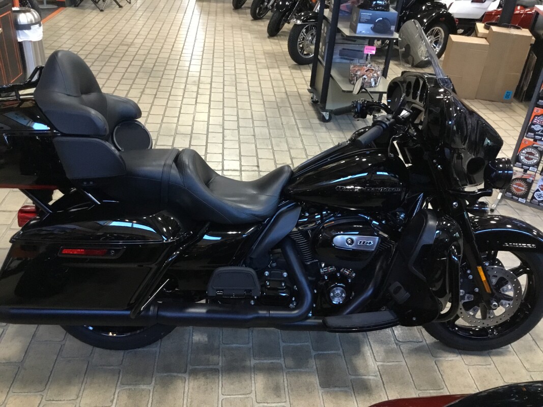 2022 Harley-Davidson Ultra Limited Vivid Black - Black Finish
