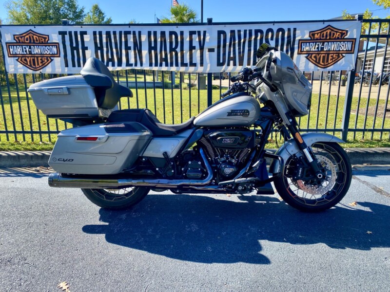 2023 Harley-Davidson® CVO™ Street Glide® Dark Platinum w/Pinstripe