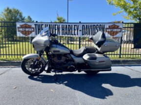 2023 Harley-Davidson® CVO™ Street Glide® Dark Platinum w/Pinstripe thumb 3