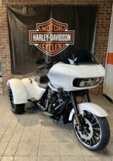 2025 Harley-Davidson<sup>®</sup> Road Glide<sup>®</sup> 3 FLTRT WHITE ONYX PRL thumb 3