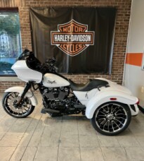 2025 Harley-Davidson<sup>®</sup> Road Glide<sup>®</sup> 3 FLTRT WHITE ONYX PRL thumb 0