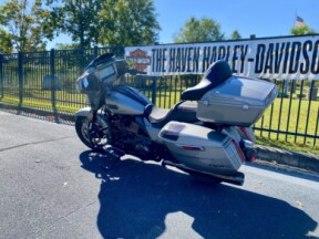 2023 Harley-Davidson® CVO™ Street Glide® Dark Platinum w/Pinstripe thumb 1
