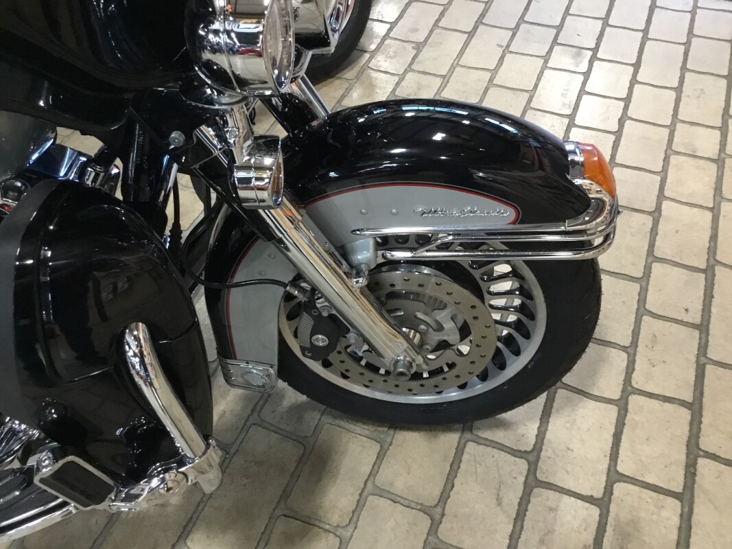 2011 Harley-Davidson Electra Glide Ultra Classic Two-Tone Brilliant Silver Pearl/Vivid Black - Photo 3