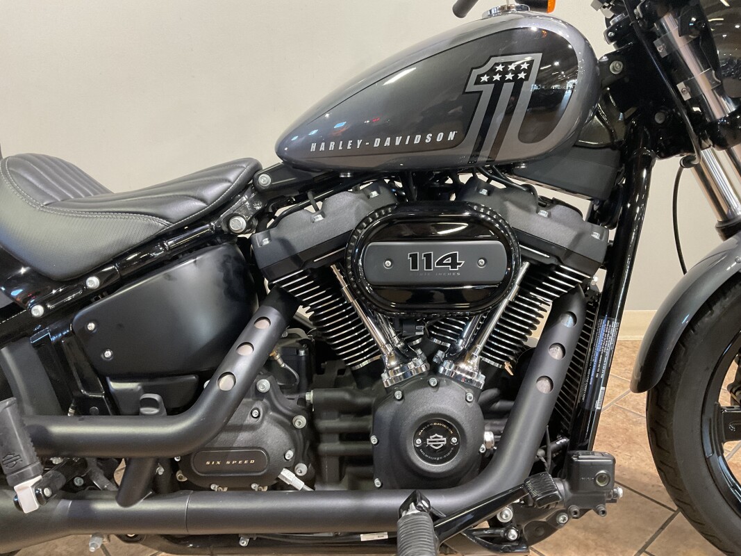 2022 Harley-Davidson Street Bob 114 Gauntlet Gray Metallic FXBBS - Photo 2