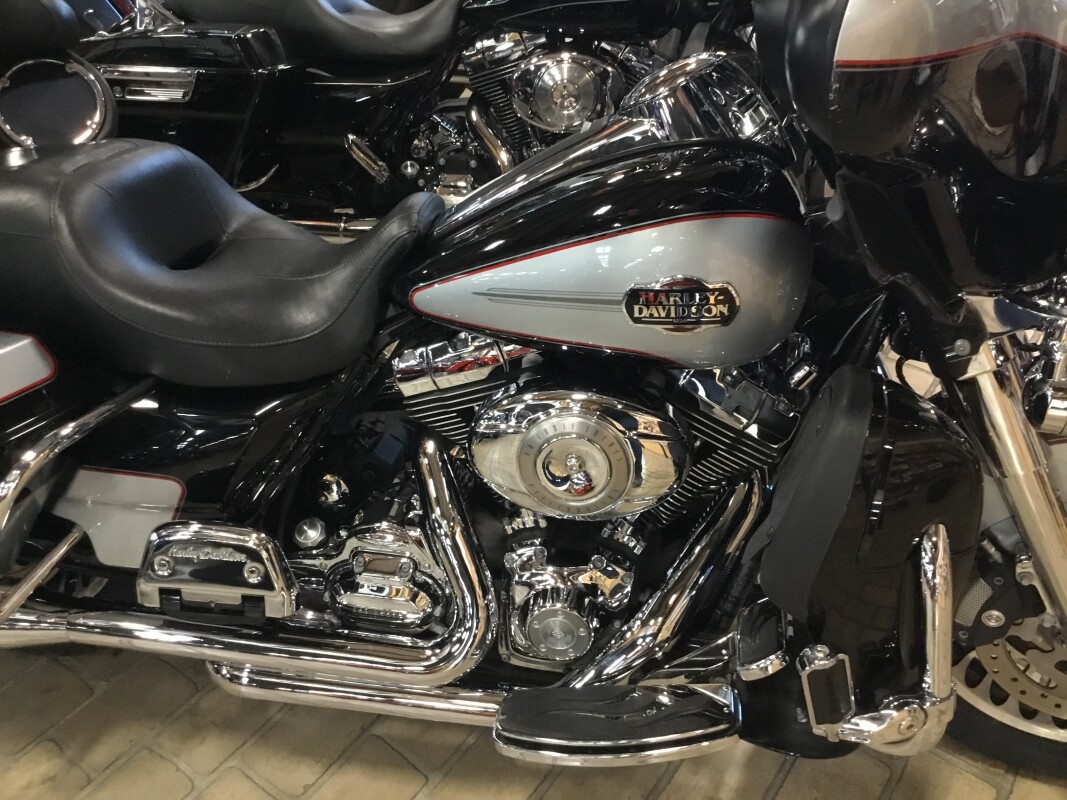 2011 Harley-Davidson Electra Glide Ultra Classic Two-Tone Brilliant Silver Pearl/Vivid Black - Photo 2