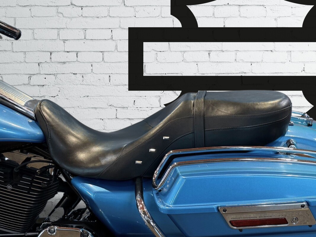 2011 Harley-Davidson Road King Cool Blue Pearl/Vivid Black - Photo 6