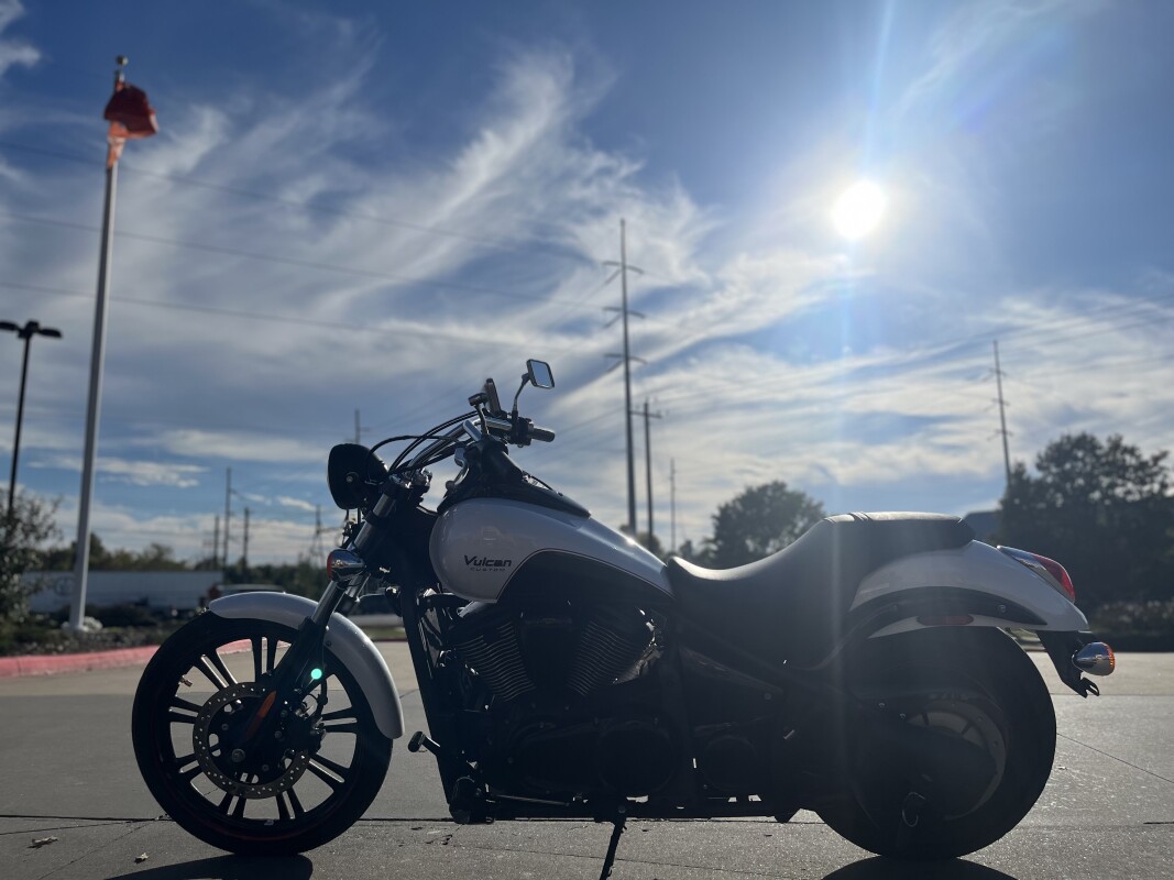 2016 Kawasaki Vulcan 900 Custom VN900CGF Pearl Crystal White/Metallic Carbon Gray 065094 - Photo 6