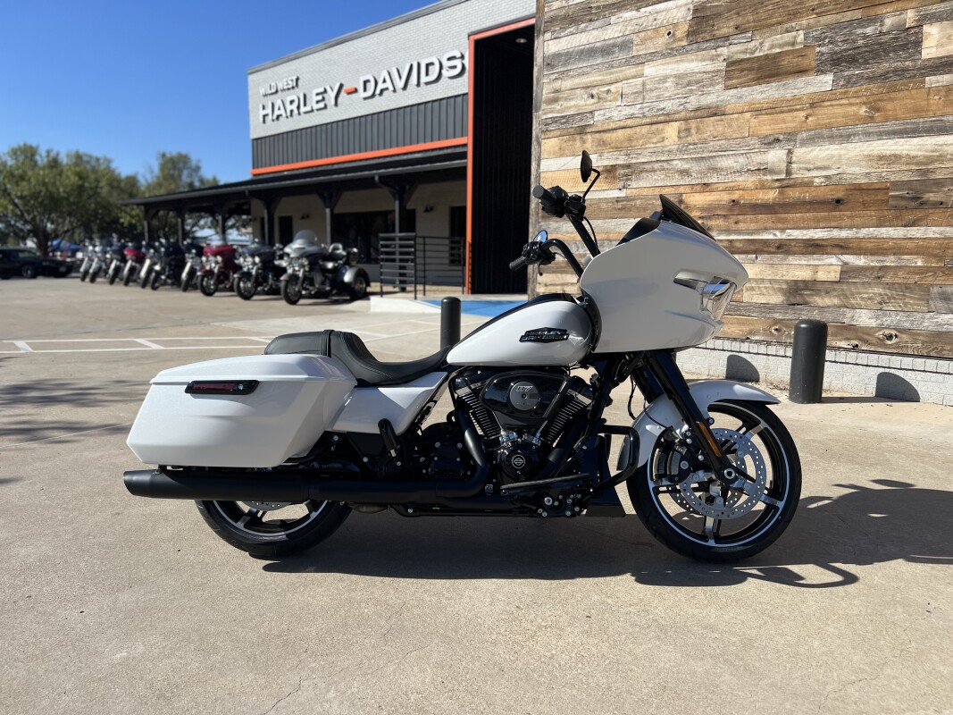 2025 Harley-Davidson Road Glide White Onyx Pearl - Black Finish