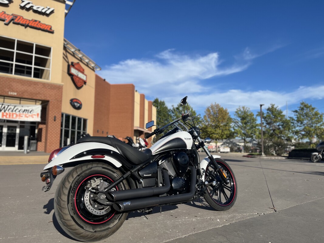 2016 Kawasaki Vulcan 900 Custom VN900CGF Pearl Crystal White/Metallic Carbon Gray 065094 - Photo 3