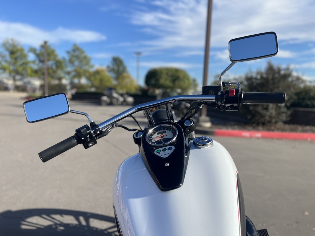 2016 Kawasaki Vulcan 900 Custom VN900CGF Pearl Crystal White/Metallic Carbon Gray 065094 - Photo 9