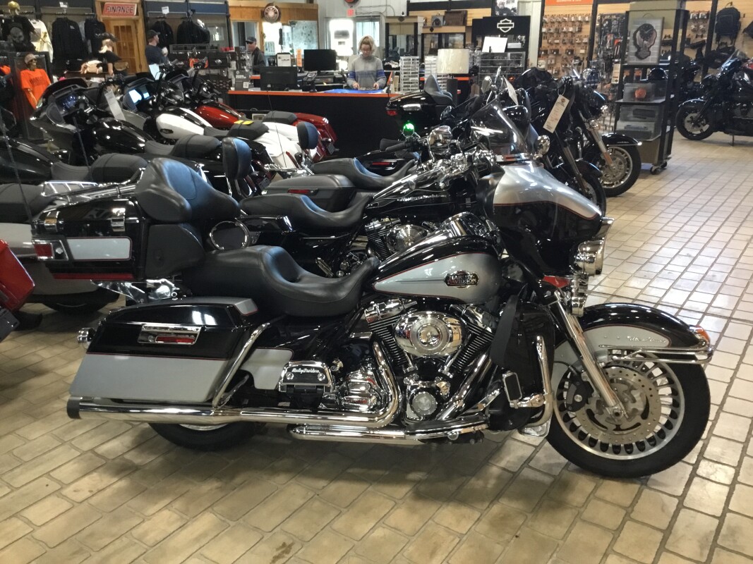 2011 Harley-Davidson Electra Glide Ultra Classic Two-Tone Brilliant Silver Pearl/Vivid Black