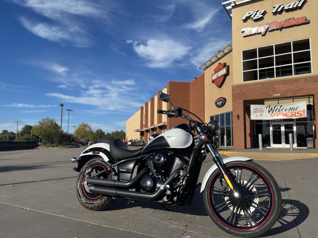 2016 Kawasaki Vulcan 900 Custom VN900CGF Pearl Crystal White/Metallic Carbon Gray 065094 - Photo 2