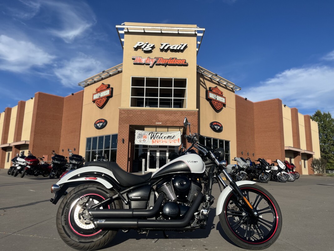 2016 Kawasaki Vulcan 900 Custom VN900CGF Pearl Crystal White/Metallic Carbon Gray 065094
