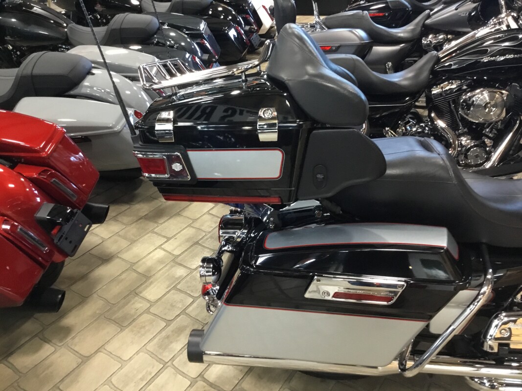 2011 Harley-Davidson Electra Glide Ultra Classic Two-Tone Brilliant Silver Pearl/Vivid Black - Photo 4