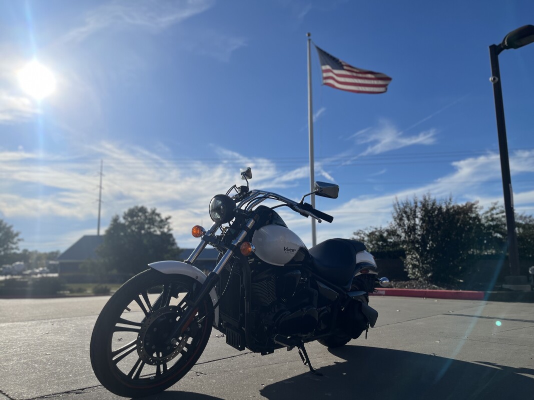 2016 Kawasaki Vulcan 900 Custom VN900CGF Pearl Crystal White/Metallic Carbon Gray 065094 - Photo 7