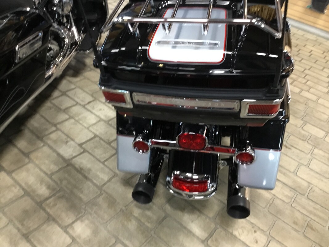 2011 Harley-Davidson Electra Glide Ultra Classic Two-Tone Brilliant Silver Pearl/Vivid Black - Photo 5