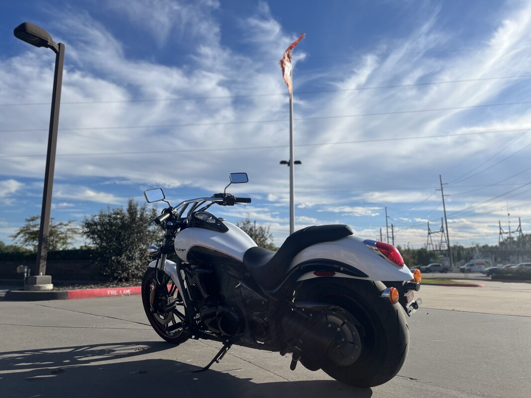 2016 Kawasaki Vulcan 900 Custom VN900CGF Pearl Crystal White/Metallic Carbon Gray 065094 - Photo 5