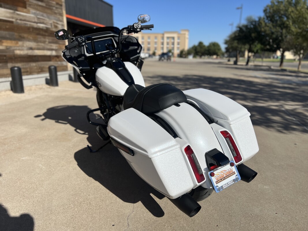 2025 Harley-Davidson Road Glide White Onyx Pearl - Black Finish - Photo 6
