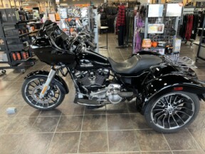 2023 Harley-Davidson® Road Glide® 3 Vivid Black thumb 2
