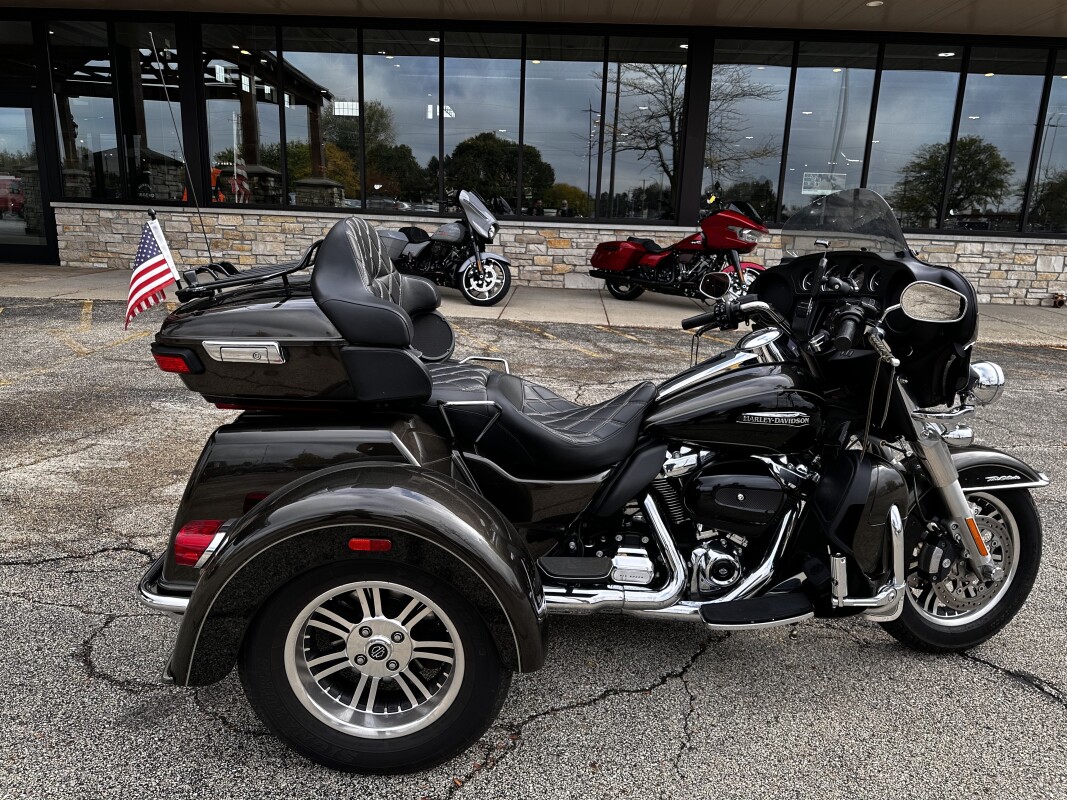 Harley-Davidson Tri Glide Ultra 2020 FLHTCUTG RVR RCK GRY/BLK W/PINSTRIPE - Photo 2