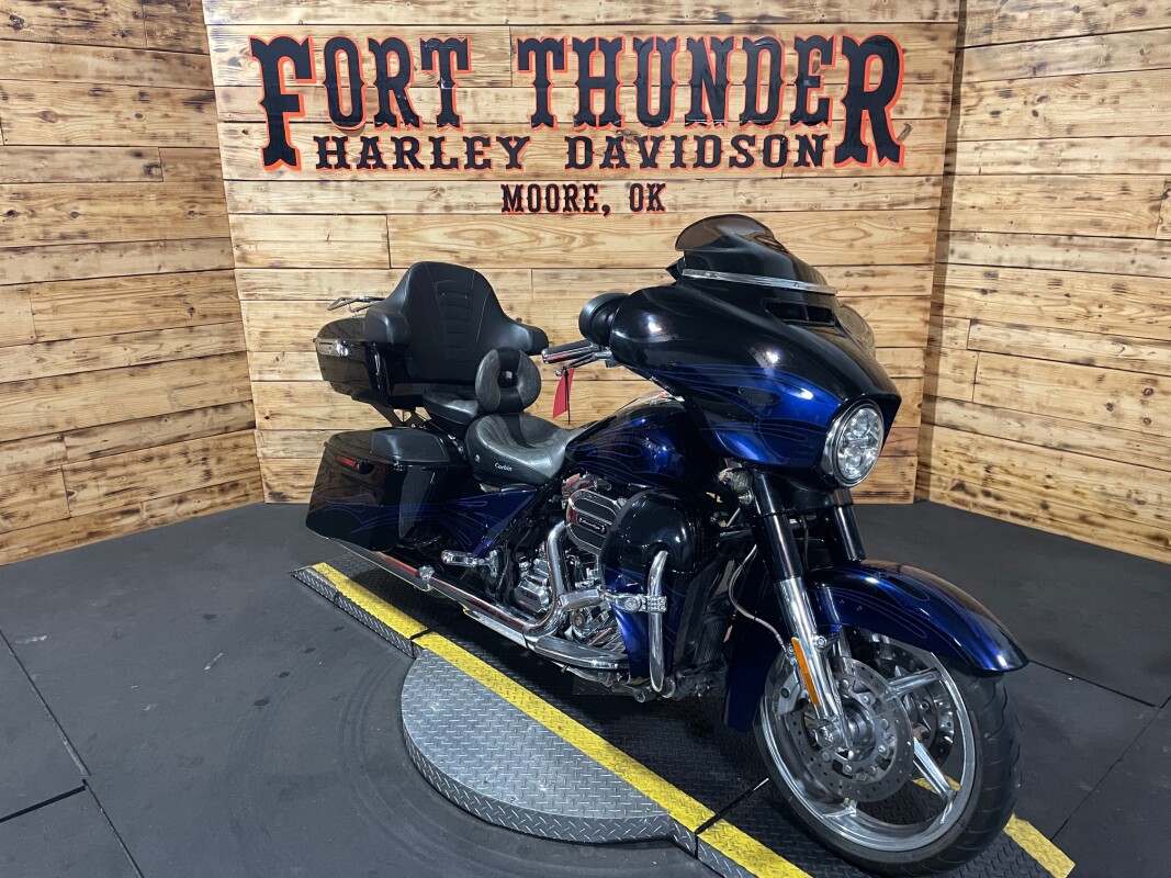 Harley-Davidson CVO Street Glide 2016 FLHXSE Black Licorice with Midnight Cobalt Flames - Photo 3