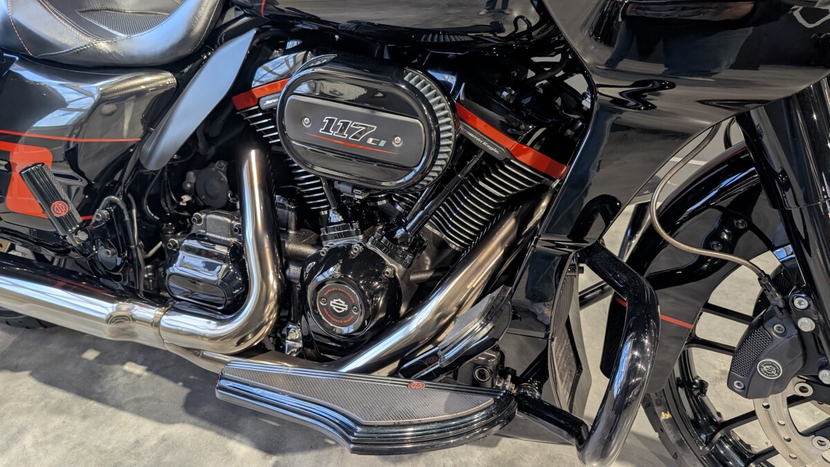 2018 Harley-Davidson CVO Road Glide Black Earth & Vivid Black - Photo 7
