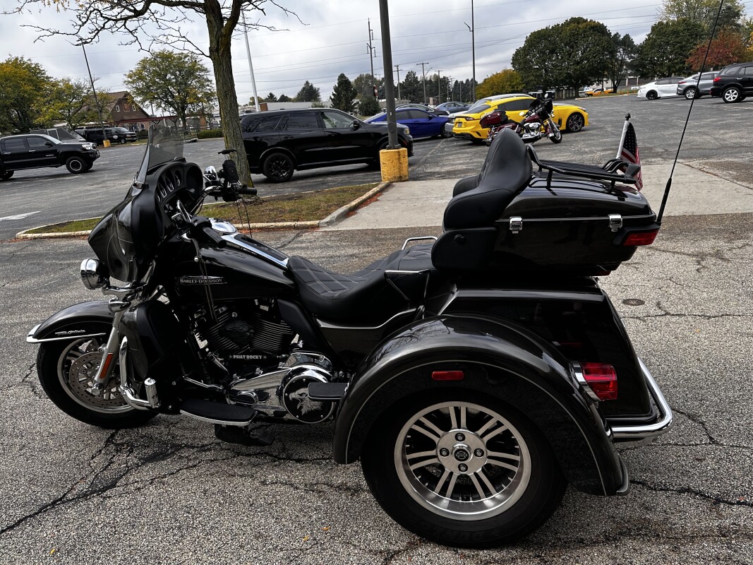 Harley-Davidson Tri Glide Ultra 2020 FLHTCUTG RVR RCK GRY/BLK W/PINSTRIPE - Photo 3