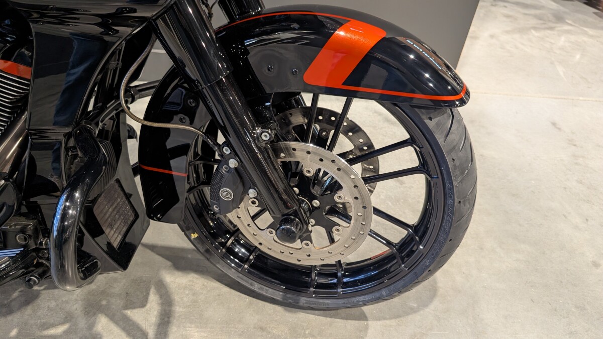 2018 Harley-Davidson CVO Road Glide Black Earth & Vivid Black - Photo 6
