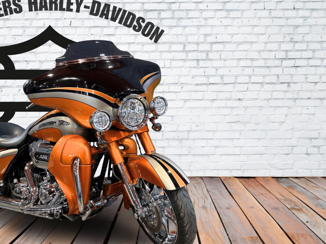 2011 Harley-Davidson CVO Street Glide Black Diamond and Inferno Orange - Photo 3