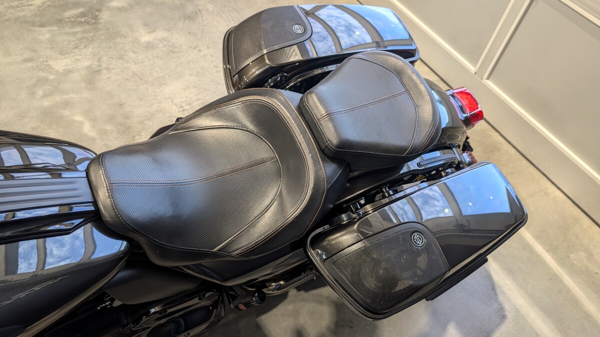 2018 Harley-Davidson CVO Road Glide Black Earth & Vivid Black - Photo 5