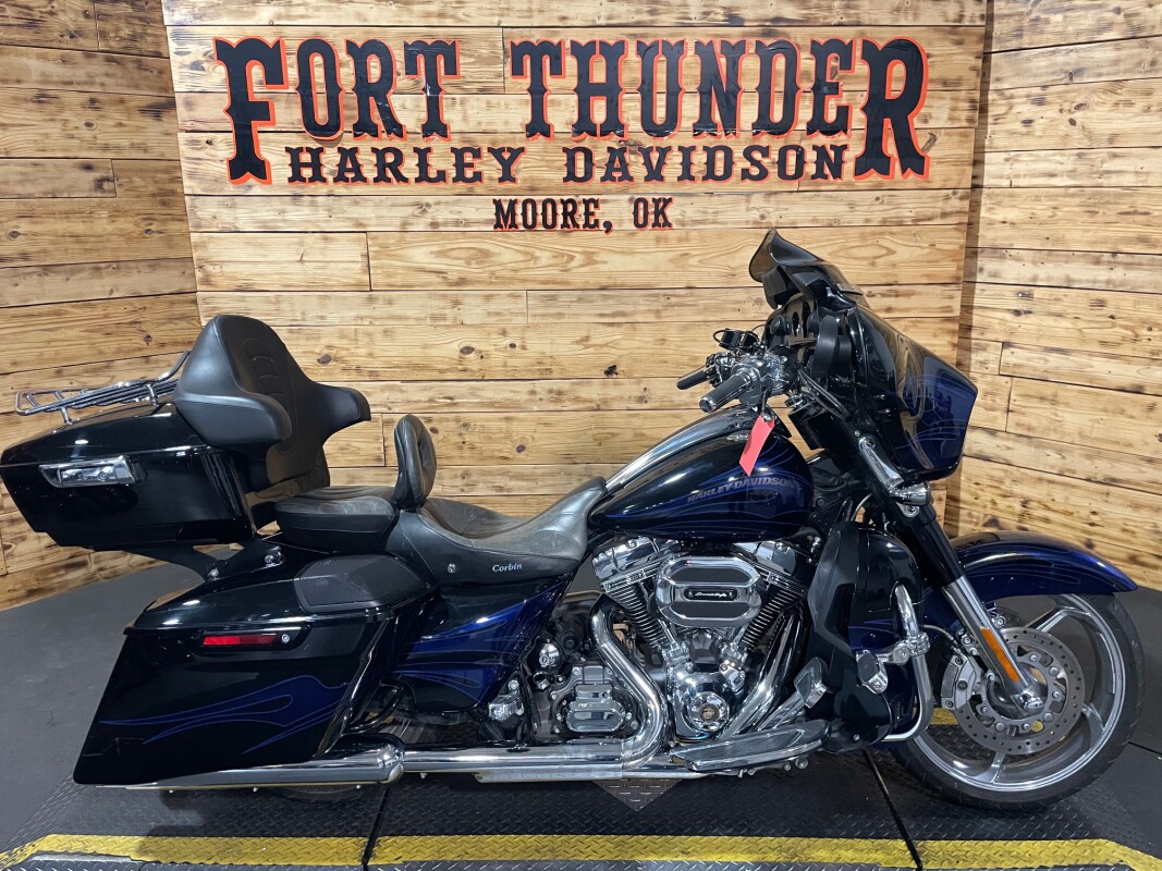 Harley-Davidson CVO Street Glide 2016 FLHXSE Black Licorice with Midnight Cobalt Flames